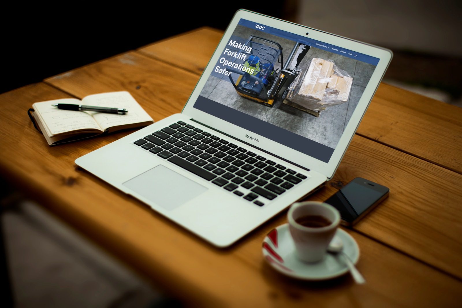 Webseite der QOC Technologie GmbH Mockup auf einem Laptop
